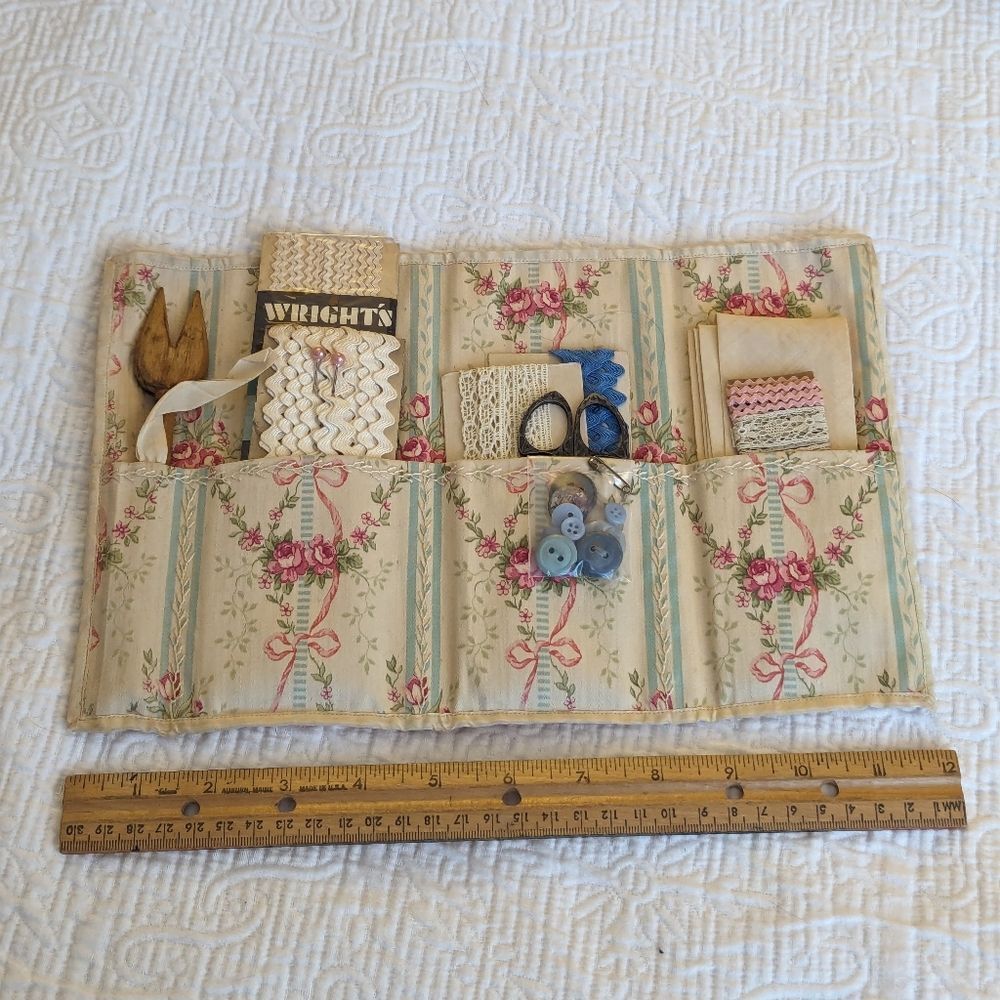VINTAGE Sewing Kit Lace Buttons Scissors - Picture 7 of 8